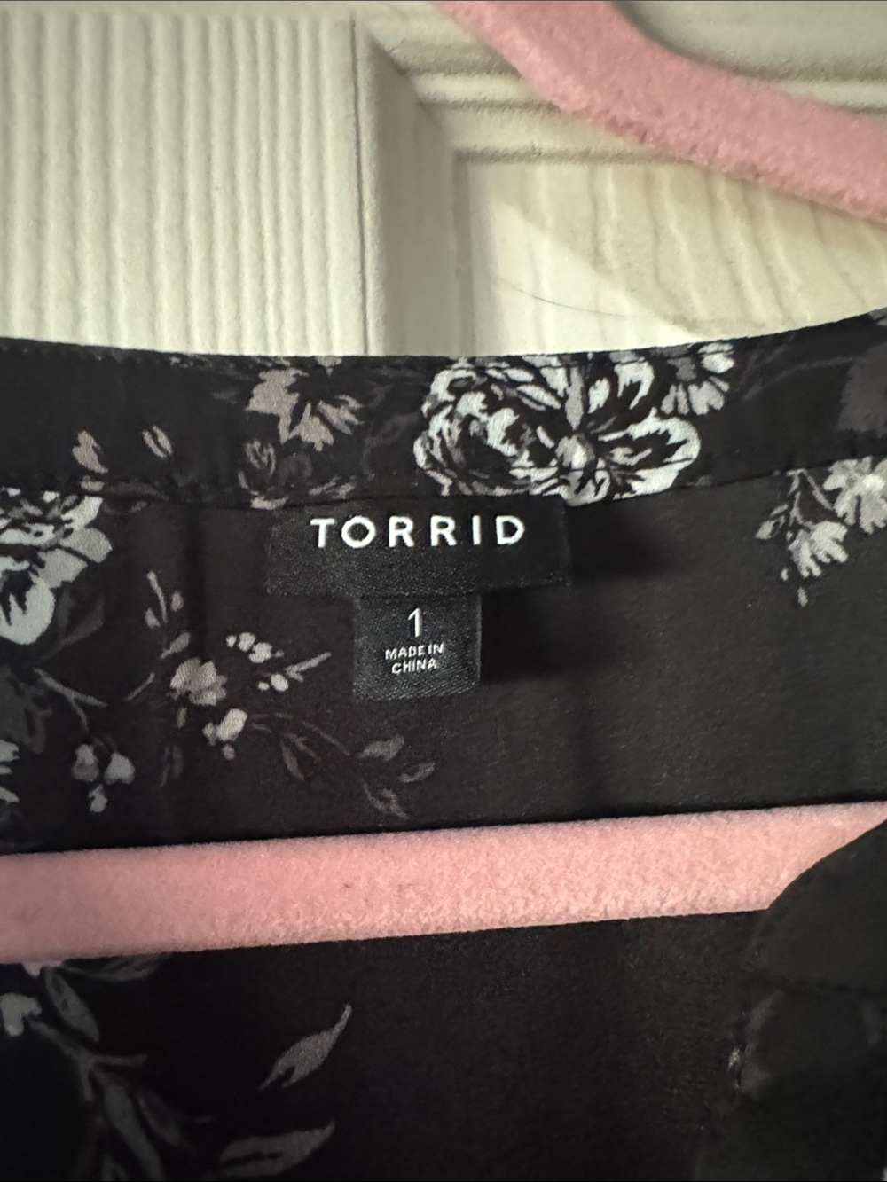 torrid Black and White Floral V-Neck Long Sleeve Harper size 1 - Picture 2 of 3